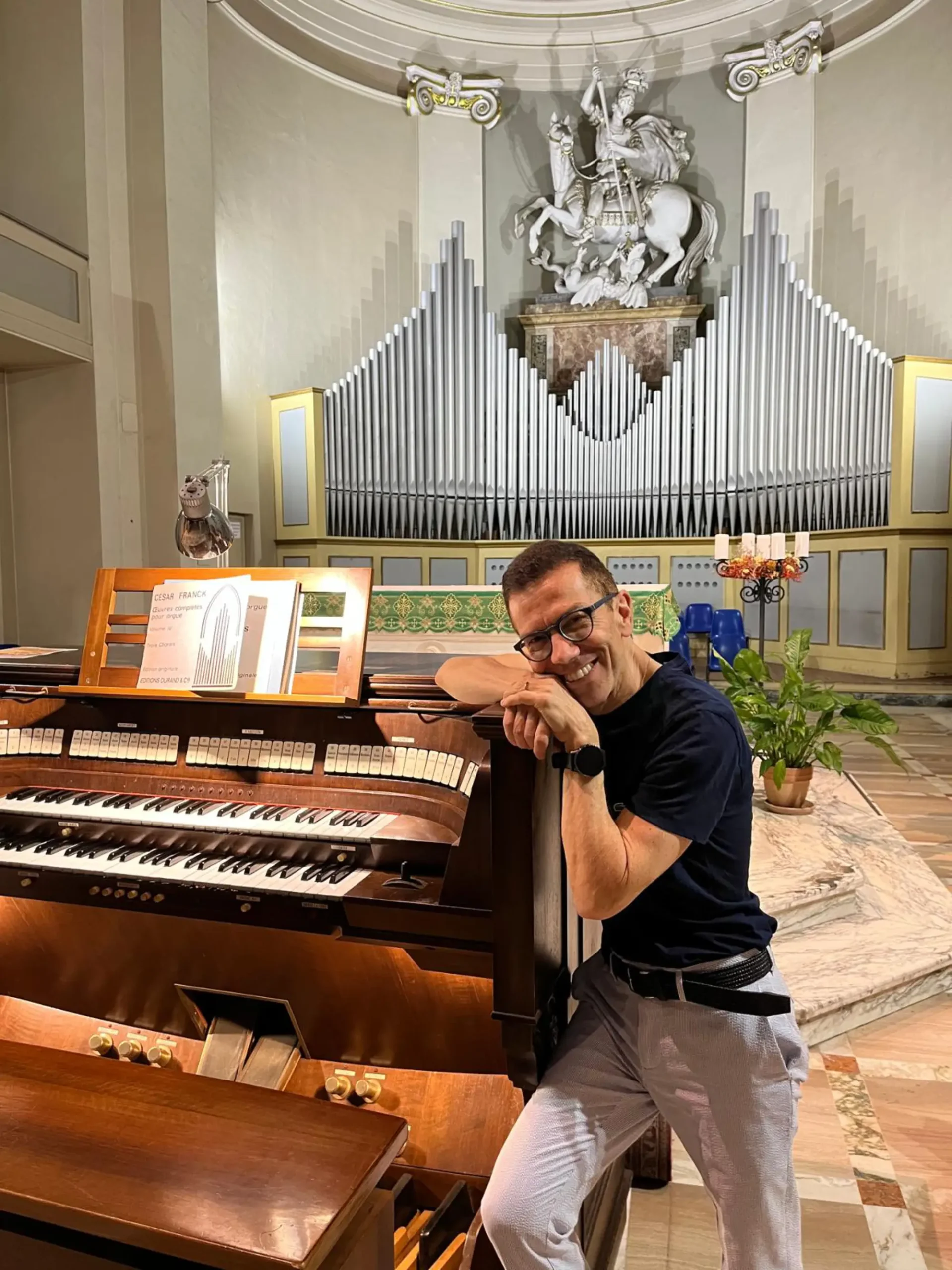Mario Ciferri alla consolle di un organo a canne durante un concerto