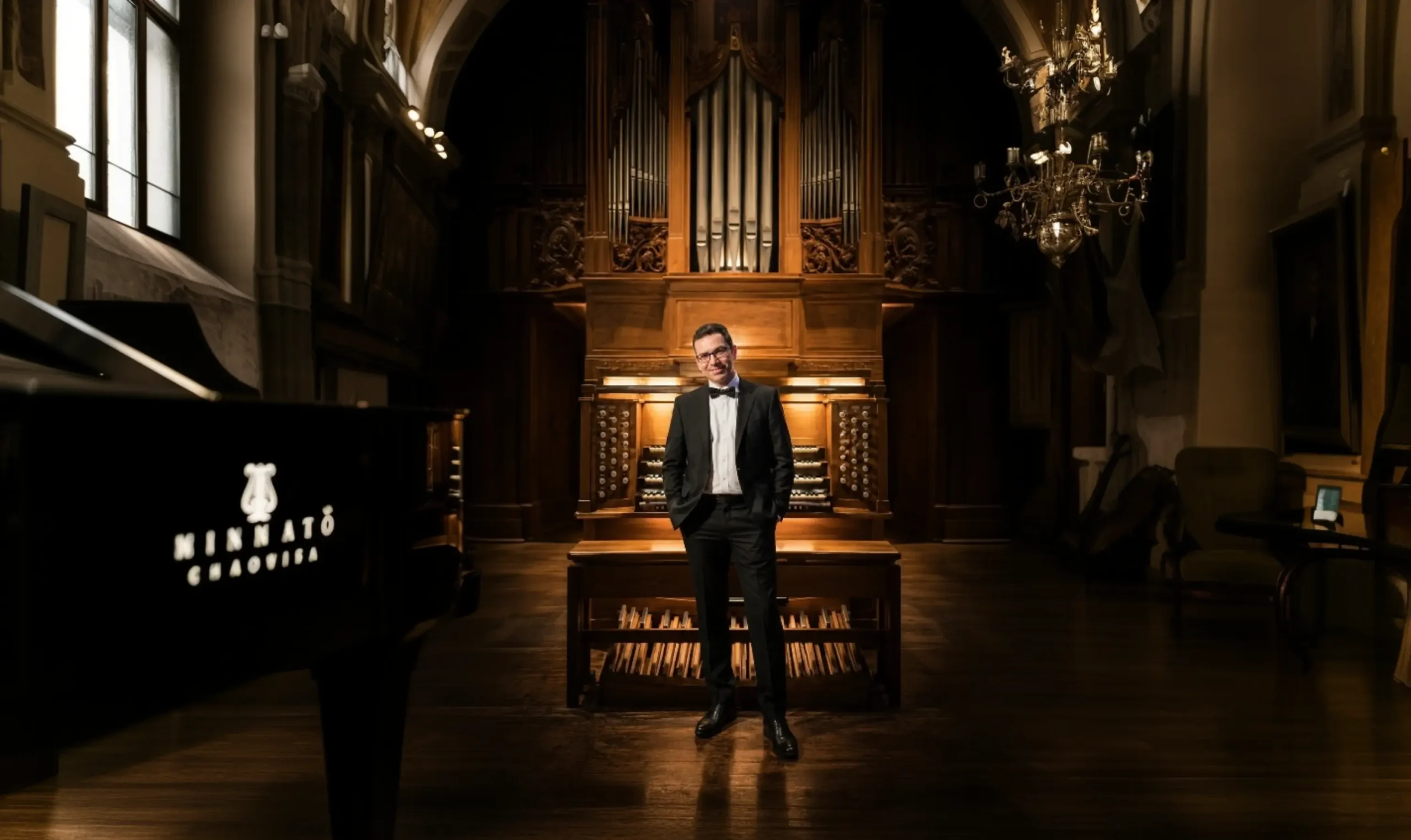 Mario Ciferri, organista e direttore, in un'immagine di scena