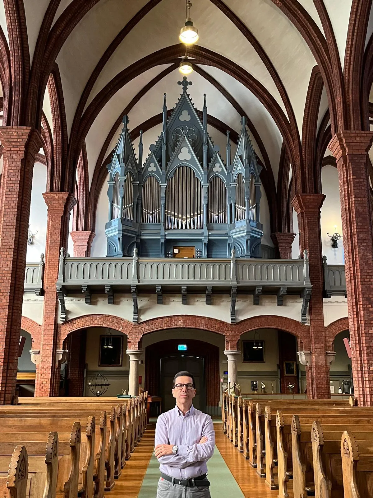 Марио Чиферри в нефе, позади — орган на хорах