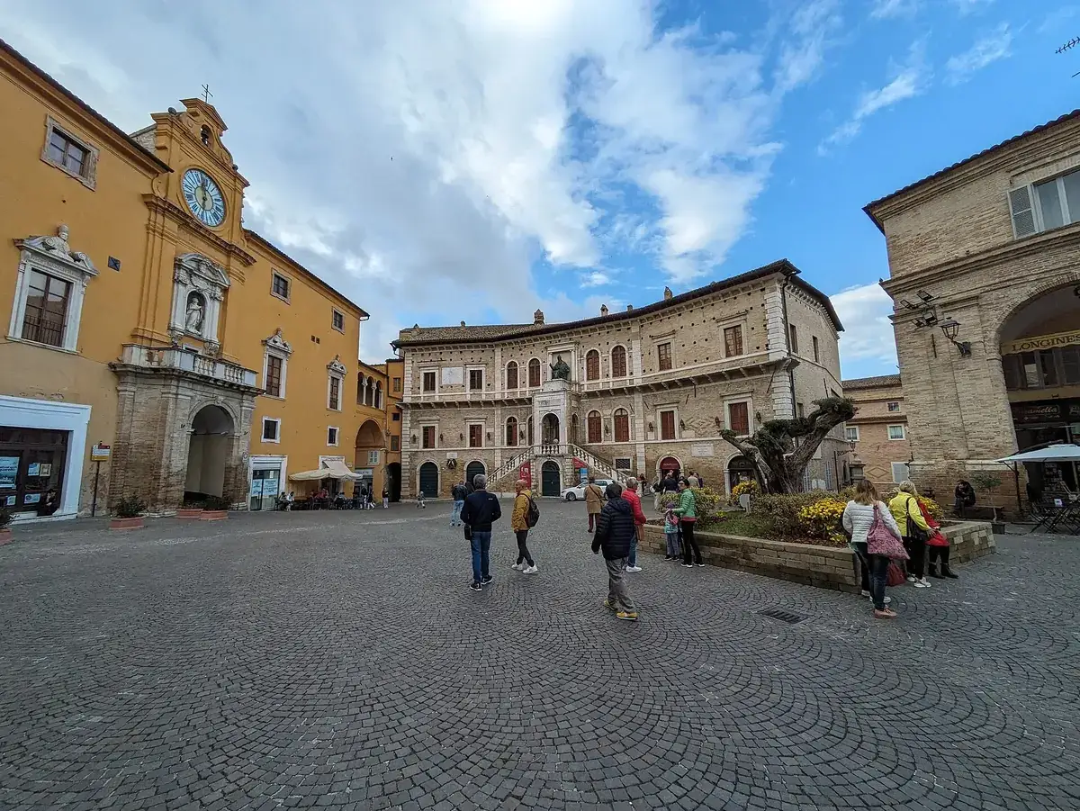 Il Palazzo dei Priori di Fermo, sede delle mostre sostenute dalla Fondazione