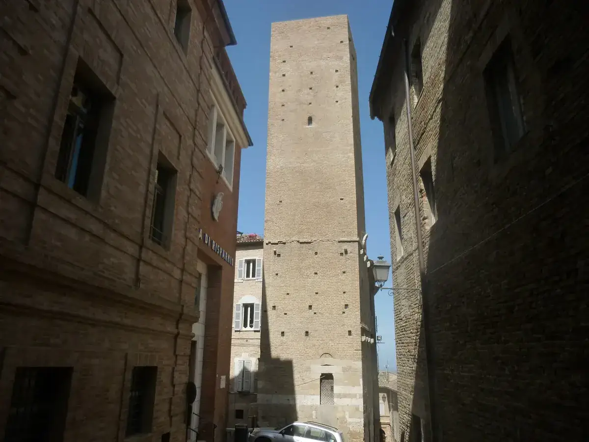 La Torre Matteucci, torre medievale in laterizio e pietra nel centro storico di Fermo